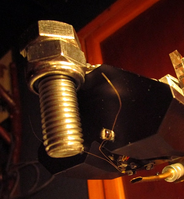 A FloKaSon Caruso cutter head, floated on a prototype suspension unit. The disproportionately large screw in the front is just adding additional mass to fine-tune the crossover frequency of the unintentional mechanical crossover filter which occurs in all floating head systems. Courtesy of Agnew Analog Reference Instruments.