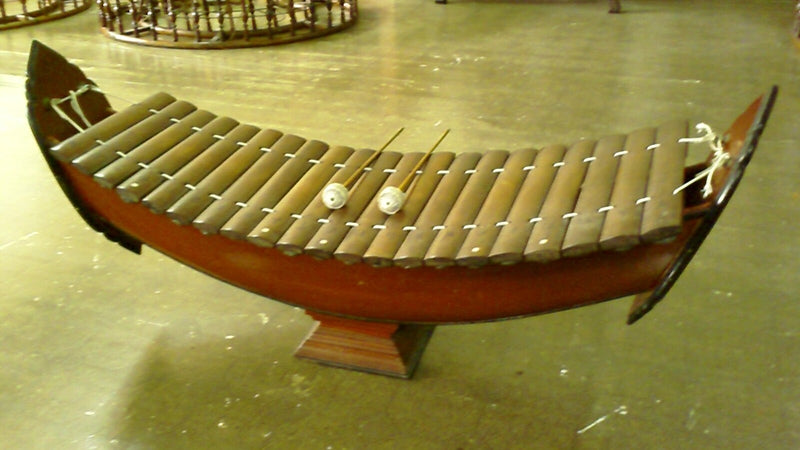 A ranat ek or traditional Thai xylophone, similar to a lanat. Courtesy of Wikimedia Commons/Paul_012.